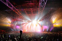 写真は4月14日（現地時間）のパリ公演の模様。