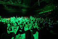 写真は4月14日（現地時間）のパリ公演の模様。