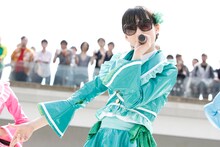 白昼の豊洲に現れたエビーダダ（松野莉奈）。