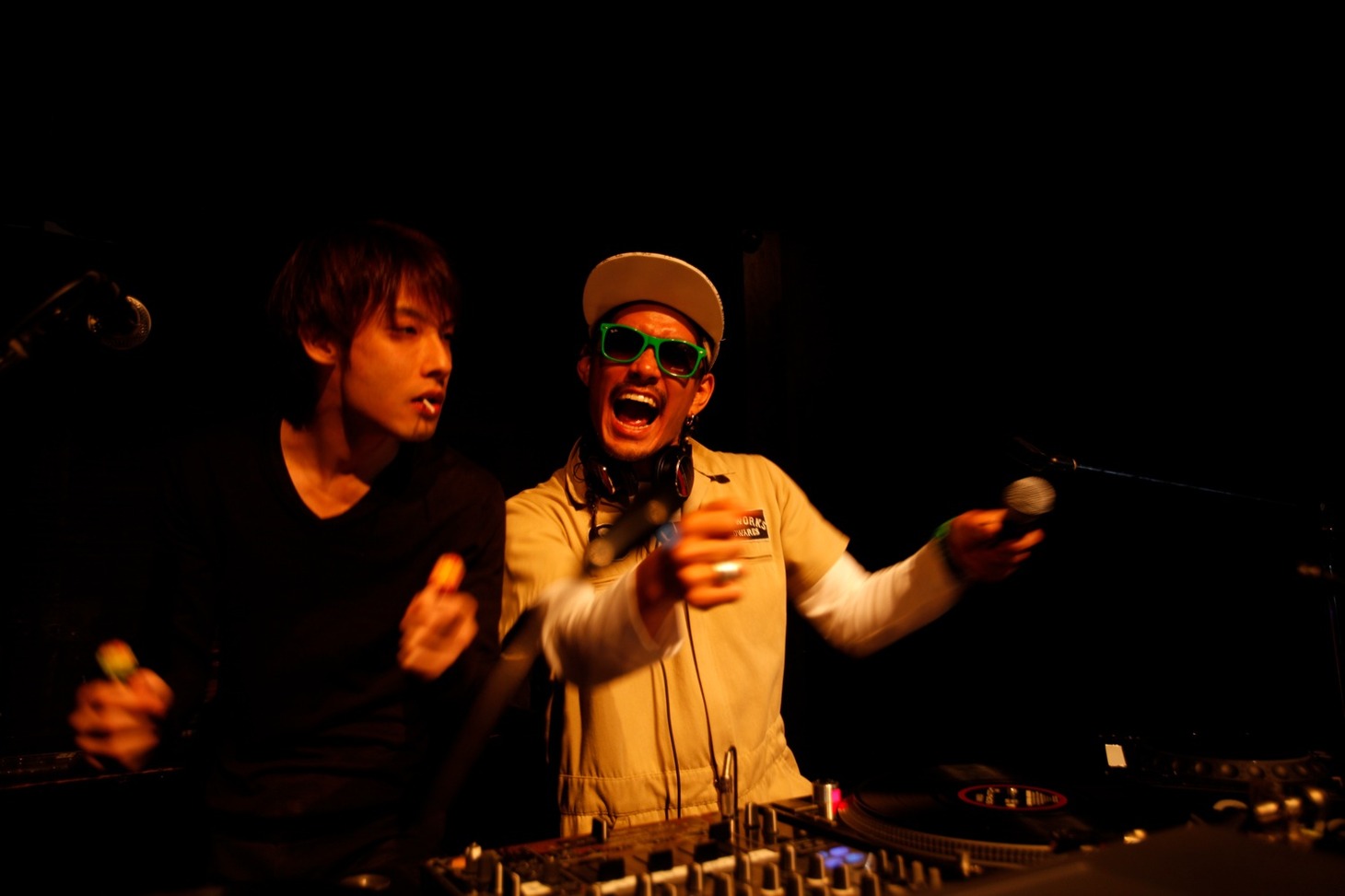 オープニングDJで仲良しぶりを観客に見せつけたDOESのヤス（写真左）と、FLOWのTAKE（写真右）。