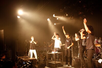 KOHSHIの誕生日を祝うFLOWとDOESのメンバーたち。