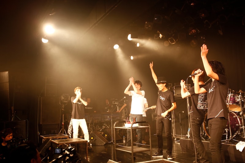 KOHSHIの誕生日を祝うFLOWとDOESのメンバーたち。