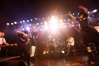 「贈る歌」のセッションでは自由きままに歌い、暴れていたFLOWとDOESのメンバー。