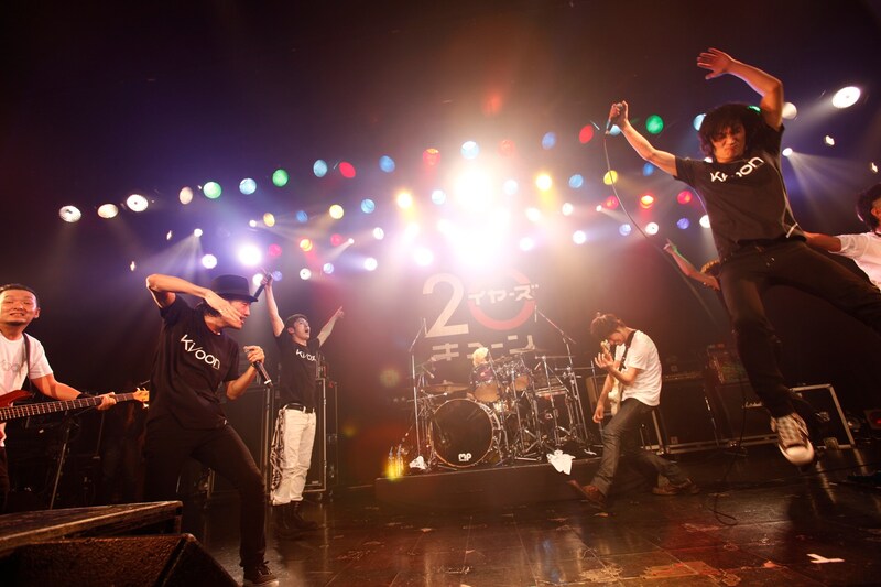 「贈る歌」のセッションでは自由きままに歌い、暴れていたFLOWとDOESのメンバー。