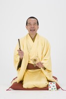 桃黒亭一門の亭号を授け、5人に命名した林家木久扇もシングルパッケージに登場する。