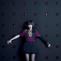 主題歌を担当する小南泰葉のミニアルバム「嘘憑キズム」ジャケット。