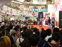 香港での中川翔子記者会見の模様。