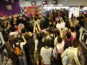 香港での中川翔子ベストアルバム予約イベントの模様。