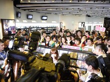 香港での中川翔子ベストアルバム予約イベントの模様。