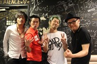 写真は「怒髪天×ナタリーTV」終了直後の舞台裏。左から上原子友康（G）、増子直純（Vo）、清水泰次（B）、坂詰克彦（Dr）。