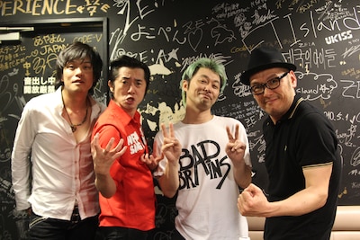 写真は「怒髪天×ナタリーTV」終了直後の舞台裏。左から上原子友康（G）、増子直純（Vo）、清水泰次（B）、坂詰克彦（Dr）。
