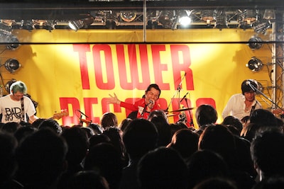 「怒髪天×ナタリーTV」ライブ中の様子。会場には抽選により約300名が招待された。