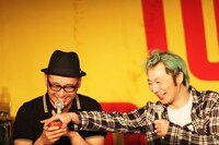 ナタリーTVのコメント欄をiPhoneでチェックする老眼の坂詰克彦（写真左）。