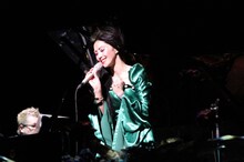 鬼束ちひろは5月30日に初の洋楽カバーアルバム「FAMOUS MICROPHONE」を発表する。