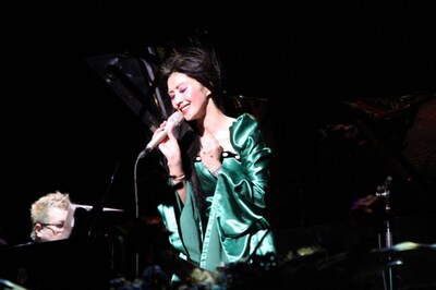 鬼束ちひろは5月30日に初の洋楽カバーアルバム「FAMOUS MICROPHONE」を発表する。