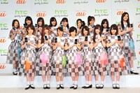 「HTC J ISW13HT」を手にした乃木坂46。