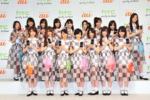 「HTC J ISW13HT」を手にした乃木坂46。