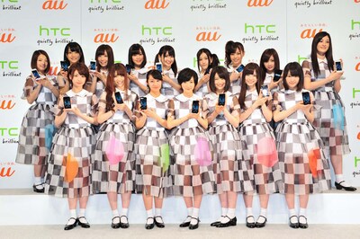 「HTC J ISW13HT」を手にした乃木坂46。