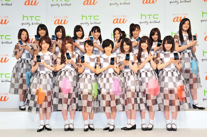 「HTC J ISW13HT」を手にした乃木坂46。