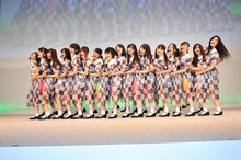 「おいでシャンプー」を披露する乃木坂46。