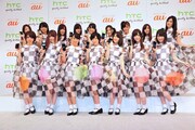 「HTC J ISW13HT」を手にした乃木坂46。