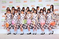 「HTC J ISW13HT」を手にした乃木坂46。