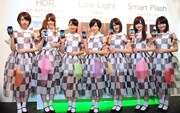 「HTC J ISW13HT」を手にした乃木坂46七福神。