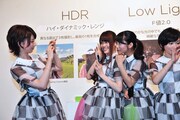 お互いに写真を撮り合う乃木坂46。
