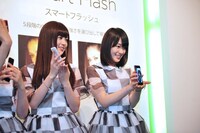 お互いに写真を撮り合う乃木坂46。