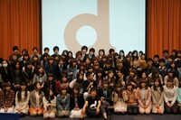 授業後の記念撮影の模様。