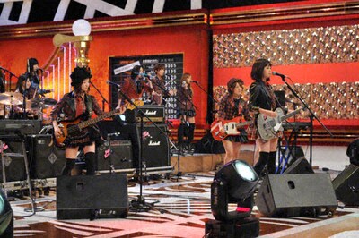 オープニングアクトとしてバンドセットでパフォーマンスするAKB48。（c）TBS