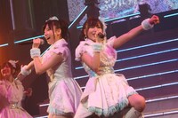 島崎遥香、大場美奈（写真左から） (C)AKS