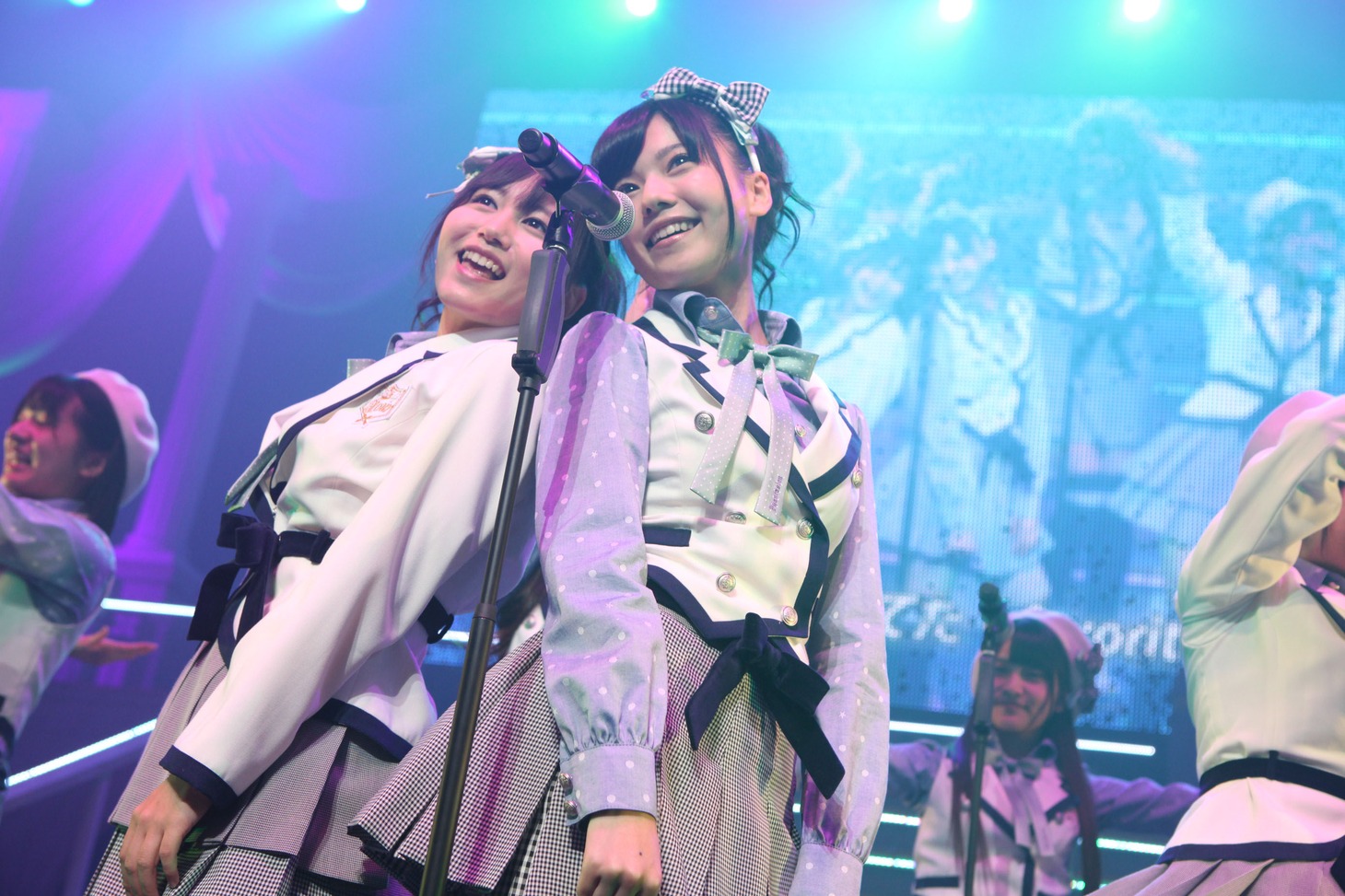 大場美奈、島崎遥香（写真左から） (C)AKS