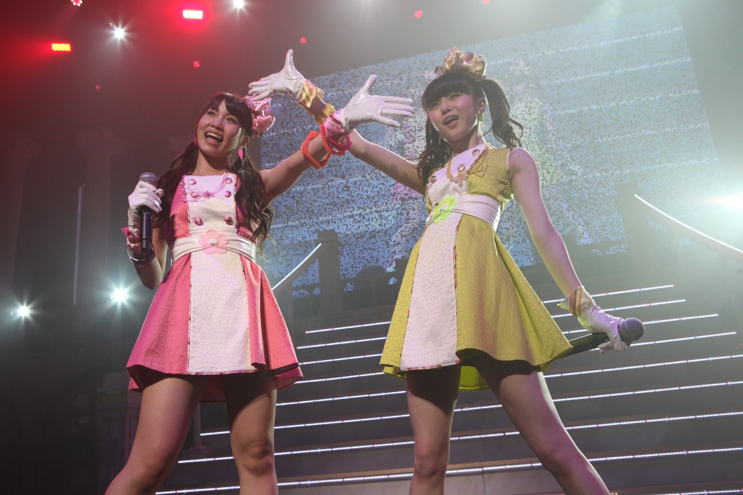永尾まりや、市川美織（写真左から） (C)AKS