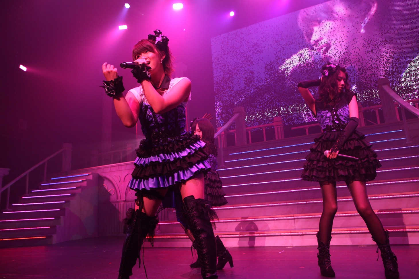 山内鈴蘭（写真手前） (C)AKS