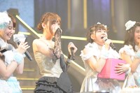 突然のサプライズに涙する野中美郷（写真左から2番目） (C)AKS