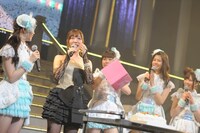 突然のサプライズに涙する野中美郷（写真左から2番目） (C)AKS