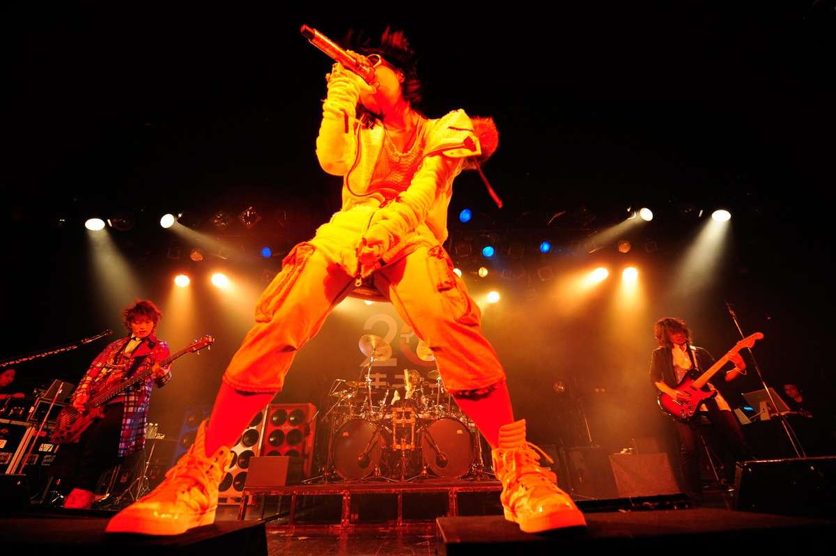 今週の人気の画像7位は「L'Arc-en-Cielリキッド無料ライブで777人相手に大暴れ」より、L'Arc-en-Ciel。