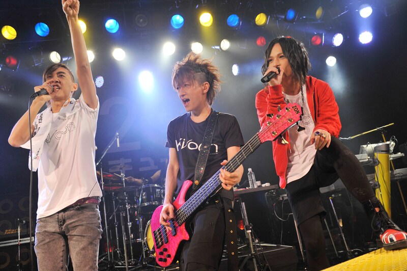 写真はTETSUYA、ピコ、井上ジョーによるアンコールセッションの模様。