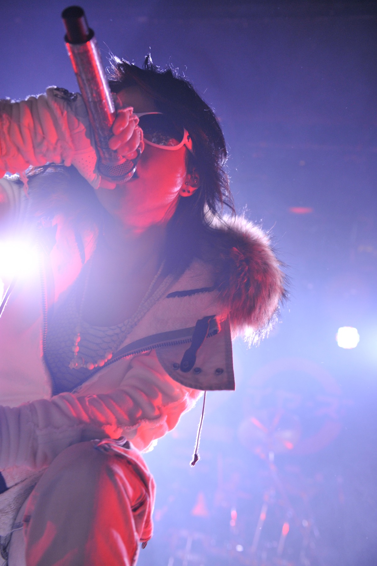 今週の人気の画像10位は「L'Arc-en-Cielリキッド無料ライブで777人相手に大暴れ」より、hyde。
