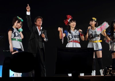ももクロファンをも魅了した松崎しげる（写真左から2番目）。ももクロの5人が着たユニフォーム風衣装は、胸のワッペンを取ると「Lions」の文字が。