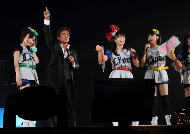 ももクロファンをも魅了した松崎しげる（写真左から2番目）。ももクロの5人が着たユニフォーム風衣装は、胸のワッペンを取ると「Lions」の文字が。