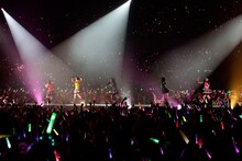 メインステージとセンターステージを結ぶキャットウォークを全力で駆けるももクロ。