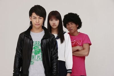 ドラマ「悪魔のドライブ」出演者。写真左から小澤亮太、竹富聖花、中尾明慶。