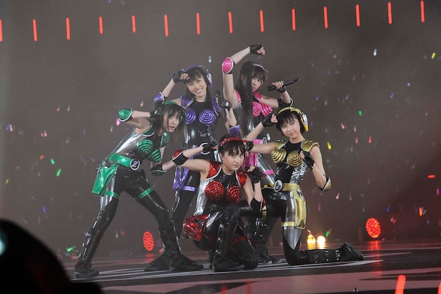 ユーモアとカッコよさが同居したももクロの新衣装。