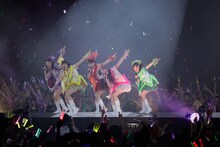 「行くぜっ！怪盗少女」リリース時の衣装は新たに手を加えてバージョンアップされたが、玉井詩織（左から2番目）はこの2年で急速に身長が伸びたためサイズが小さく「肩が上がらない」とのこと。