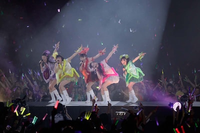 「行くぜっ！怪盗少女」リリース時の衣装は新たに手を加えてバージョンアップされたが、玉井詩織（左から2番目）はこの2年で急速に身長が伸びたためサイズが小さく「肩が上がらない」とのこと。