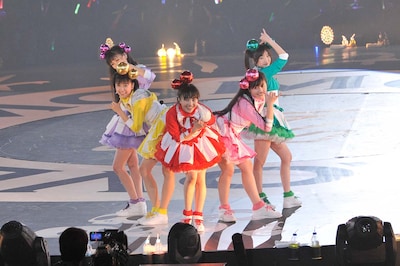 円形のセンターステージに立つももクロ。