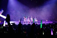 「猛烈宇宙交響曲・第七楽章『無限の愛』」ではメンバーの手首から緑のレーザービームが飛び出した。