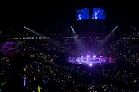 ライブの模様は複数のテレビカメラで撮影され、全国の映画館に生中継された。